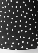 Vestido midi de estilo lencero color negro con estampado de lunares blancos, escote en V con detalle de encaje negro, tirantes finos y diseño entallado.