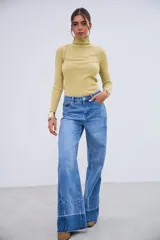 Polerita de cuello alto color pistacho, de manga larga y tejido acanalado ajustado al cuerpo.