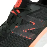 Championes New Balance Arishi V4 de hombre, color negro con detalles en rojo y blanco.