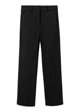 Pantalón negro de corte recto y tiro medio, con trabillas para cinturón.