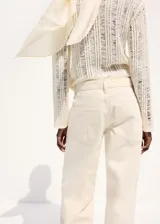 Jeans wide leg de tiro bajo confeccionados en 100% algodón de estilo vaquero, con diseño de cinco bolsillos, trabillas para cinto y cierre frontal con botón y cremallera.