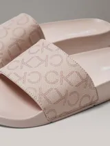 Ojotas de diseño anatómico con tira ancha superior estampada con el monograma de la marca. Presentan plantilla contorneada para mayor confort y suela de material sintético.