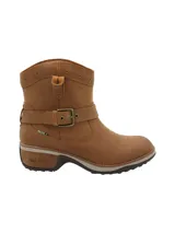 Botin de cuero color café de la marca RKF, con diseño de inspiración western, taco bajo y tira con hebilla metálica ajustable alrededor del tobillo.
