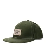 Gorra tipo snapback color negro con costuras blancas visibles y parche rectangular beige con logo de la marca en el frente.