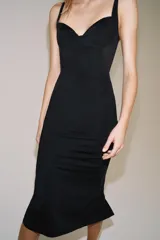 Vestido midi negro con escote corazón, aros y tirantes anchos. Presenta una combinación de tejidos con laterales de malla transparente, corte ajustado y bajo recto.