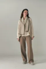 Chaleco marrón con solapas color crema y terminación en crochet.