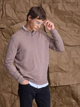 Sweater de punto color azul marino, con cuello alto y cierre frontal parcial, de manga larga y puños acanalados.