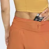 Short deportivo Adidas de tiro medio con cintura elástica ancha, calzoncillo interior de malla y bolsillo trasero con cierre. Presenta tecnología Climacool para mayor frescura y detalles reflectantes.