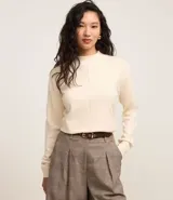 Suéter verde oscuro de punto con cuello alto y mangas largas.