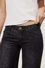 Jean wide leg de tiro medio, con pierna amplia de caída recta, diseño de cinco bolsillos, pasacintos y cierre frontal con botón y cremallera.