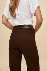Pantalón wide leg de tiro alto color blanco, con diseño de cinco bolsillos y corte amplio.
