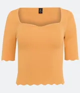 Blusa de punto acanalado color naranja, con escote cuadrado y mangas cortas con volados en los puños.