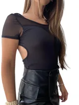 Body negro de mangas cortas con escote redondo y transparencias de tul en la parte superior del pecho.