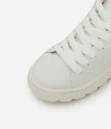 Championes Viko de diseño minimalista, confeccionados en poliuretano con acabado liso. Presentan una suela bold volumosa con diseño dentado y cierre mediante cordones al tono.