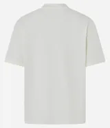 Remera de manga corta con cuello redondo, confeccionada en algodón peruano con acabado suedine. Diseño básico sin estampa, de corte clásico y textura suave.