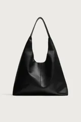 Bolso shopper negro de hombro, de diseño liso y estructura suave, con compartimento principal y asa integrada.