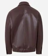 Campera bomber de poliuretano color bordó, con cuello inglés, cierre frontal, mangas largas con puños abotonados y bolsillos delanteros con solapa.