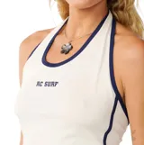 Musculosa Rip Curl de corte halter, color blanco con ribetes en contraste azul oscuro, cuello redondo y el texto "RC SURF" estampado en el pecho.
