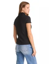 Remera blanca de cuello alto y manga corta, confeccionada en tejido texturizado con relieve tridimensional. Presenta un corte entallado al cuerpo y acabado elástico.