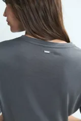 Remera de cuello redondo y manga corta, con corte recto y diseño básico. Confeccionada en una mezcla de viscosa y poliéster.