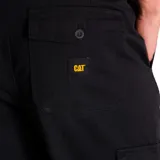 Pantalon cargo de corte recto color negro, con bolsillos laterales tipo sobre, bolsillos traseros con solapa y bolsillos cargo utilitarios. Cuenta con bragueta con cremallera y botón.