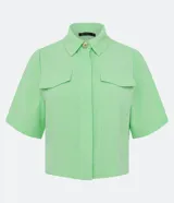 Camisa color verde claro de crepé, con cuello camisero, abotonado delantero, mangas cortas y solapas delanteras aplicadas.