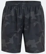 Bermuda deportiva de poliéster con estampado camuflado en tonos grises y blancos, cintura elástica con cordón ajustable y bolsillos laterales con cierre.