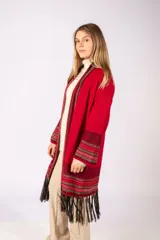 Levita de punto color rojo con diseño étnico en bordes y mangas, terminación con flecos en el ruedo y frente abierto.