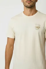 Remera de manga corta y cuello redondo, color blanco, de corte holgado, con estampa pequeña de un velero en el pecho.