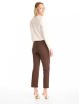 Pantalón cigarette de tiro alto color marrón, confeccionado en tejido elastizado. Presenta un diseño de pretina ancha y plana sin cierres, con costuras verticales pronunciadas a lo largo de cada pierna y corte recto al tobillo.