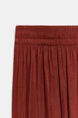 Pantalón de tiro alto color bordó, de pernera ancha y corte fluido, con cintura elástica.