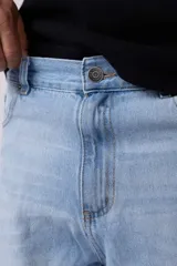 Jean de corte mom fit en color gris lavado, confeccionado en denim resistente, con diseño de tiro medio y ajuste holgado en las piernas.
