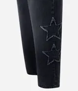 Pantalón de jean color negro con corte baggy y cintura media. Presenta estrellas bordadas con acabado desflecado en las piernas y bolsillos funcionales.