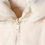 Campera de piel sintética color crudo, con cuello alto y cierre frontal completo.