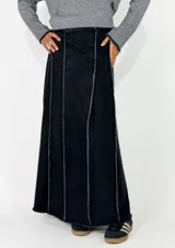 Pollera midi de denim azul oscuro, con diseño de paneles verticales y costuras desflecadas en color blanco que crean un efecto visual de rayas.