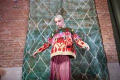 Sweater de lana tejido y bordado a mano, con diseño multicolor de estilo artesanal, cuello redondo y calce holgado.