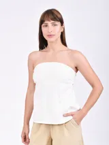 Top marrón oscuro de corte recto y escote palabra de honor (strapless), sin mangas y con diseño holgado.