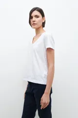 Remera blanca de algodón con escote en V y mangas cortas.