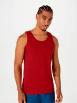 Musculosa de corte slim, color rojo, con cuello redondo y sisas amplias.