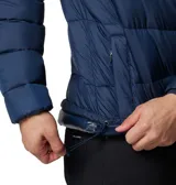 Campera puffer Columbia con capucha, color azul marino. Cuenta con tecnología de reflectividad térmica Omni-HEAT y resistencia al agua Omni-SHIELD. Posee cierre frontal y bolsillos laterales con cremallera.