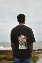 Remera negra de algodón premium con cuello redondo y mangas cortas. Estampado frontal con tres hongos rojos y blancos.