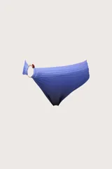 Bombacha de bikini con diseño degradado en tonos azules y efecto fruncido. Cuenta con una argolla metálica lateral con detalle de resina.