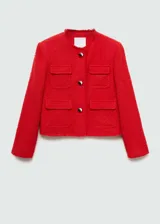 Chaqueta de tweed color rojo con cuello redondo, manga larga y diseño corto. Presenta cuatro bolsillos de parche en la parte frontal, cierre de botones metálicos y terminaciones deshilachadas.
