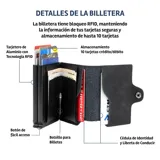 Billetera compacta de cuero sintético color marrón con doble compartimento de aluminio para tarjetas y bolsillo exterior con cierre metálico.