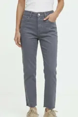 Pantalón recto de denim color blanco crudo, con costuras a contratono en color camel y dobladillo deshilachado.
