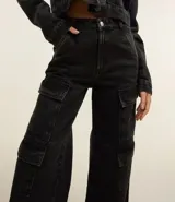 Pantalón de jean negro con corte recto, cintura alta, trabillas y bolsillos cargo laterales.
