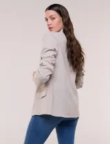 Blazer de lino y algodón color beige con diseño de rayas diplomáticas blancas, solapa clásica, cierre de un botón frontal y bolsillos laterales con solapa.