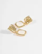 Aros colgantes de metal dorado con diseño de dos piezas: una superior irregular y una inferior cuadrada con centro nacarado.
