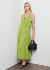 Vestido maxi largo de tejido plisado color verde lima, con cuello escotado, tirantes finos y cintura con fruncido elástico.