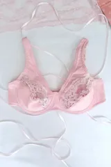 Soutien con aro color beige, confeccionado en algodón elastizado con detalles de puntilla en la parte superior de las copas. Cuenta con tirantes anchos y ajuste posterior con ganchos.